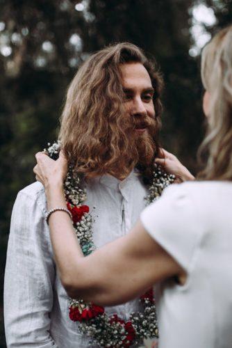 groom wearing a wreath of flowers lorena erre photography