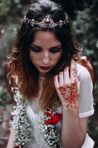the bride with hair loose and the crown lorena erre photography