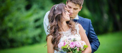 couple poses featured image