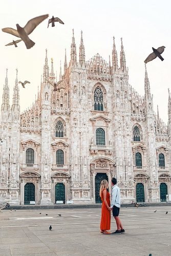honeymoon in italy milan couple near cathedral