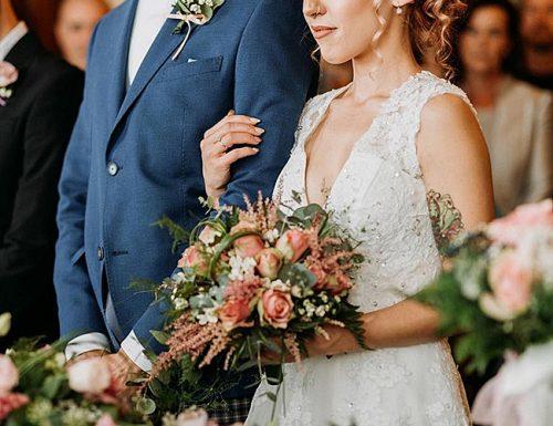 wedding ceremony couple bouquet