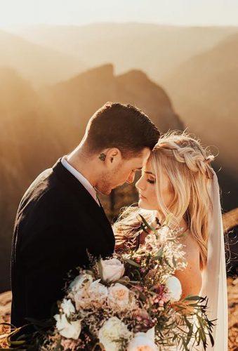 wedding splurges wedding couple with big bouquet tessatadlock