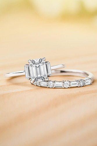 Verlobungsringe im Smaragdschliff Hochzeitsset Weißgold drei Steine Diamant