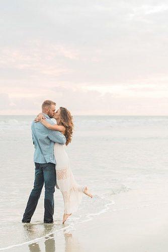 beach photoshoot horizon shot couple kissing at the sea beach