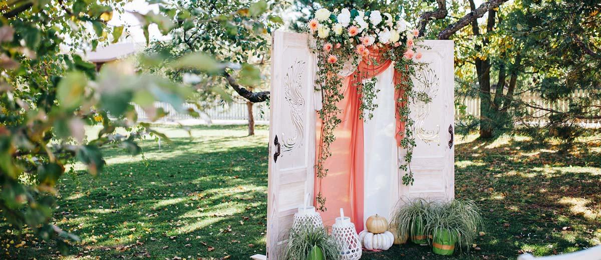 Coral Wedding Decorations [2023 Guide & FAQs]