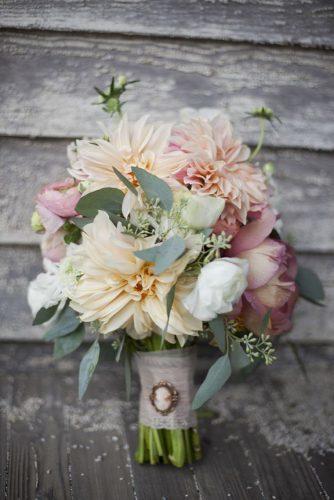 wedding trends 2019 bridal bouquet dahlia pink rose flower leliascarfiotti