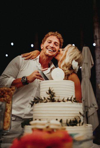 real wedding cortney luis bride groon and cake Fer Juaristi photography