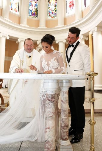 real wedding gabriella jordan couple in church image haus