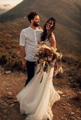 bohemian wedding photos couple at sunset melliandshayne