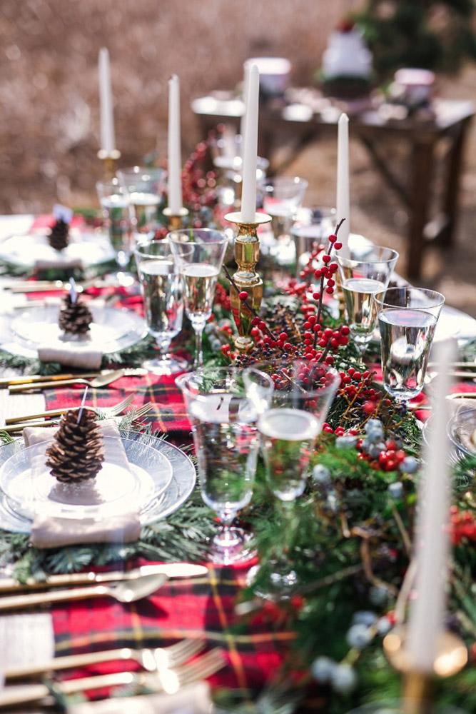 christmas wedding cozy outdoor table décor with pine cones and red viburnum amanda grace photography