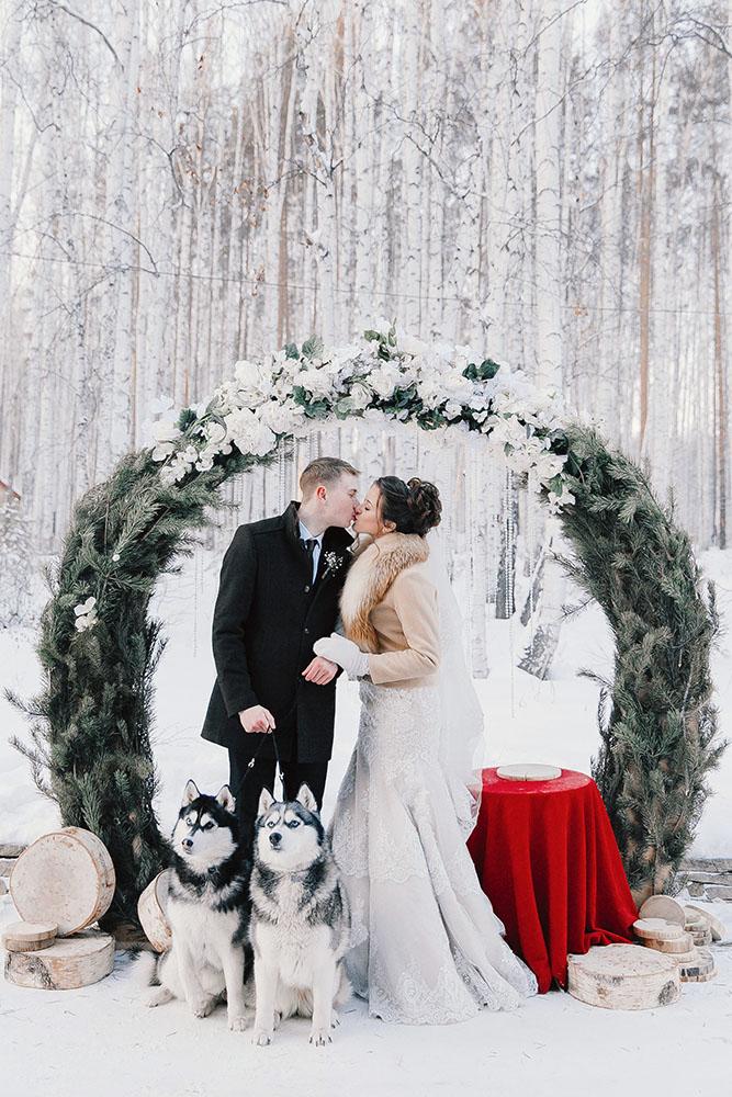 christmas wedding outdoor ceremony with round arch pine branches decor svetlana_butakova_photographer
