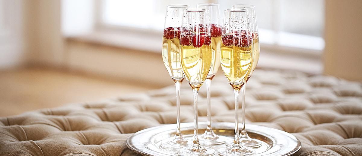 wedding alcohol calculator champagne flutes serving featured
