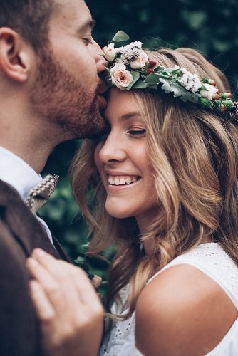 wedding checklist newlyweds groom kissing the bride