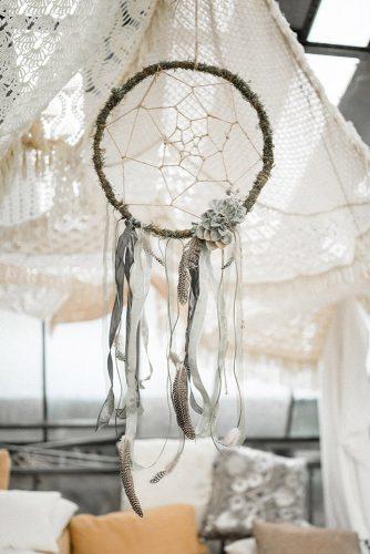 sage green wedding boho detail decor dreamcatcher with succulents and feathers andreas nusch hochzeitsfotografie