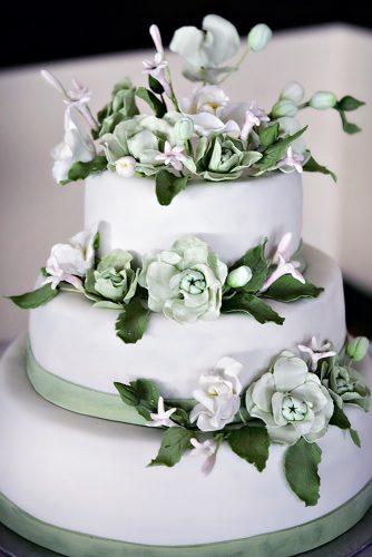sage green wedding tall white cake with fkovers and leaves jonetsu photography