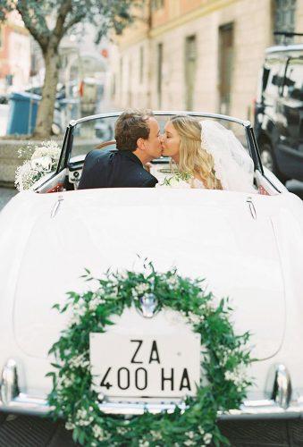 wedding photographers couple in car giannycampos