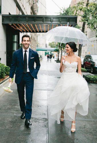 wedding photographers couple under rain sasithonphoto