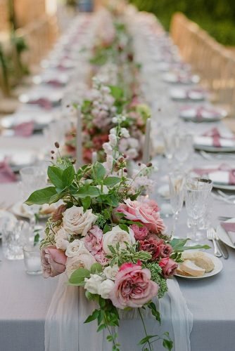 natural wedding décor grey tablecloth with coral flower roses tablerunner gregfinck