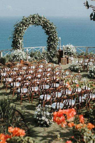 natural wedding décor outdoor ceremony arch with greenery iluminen