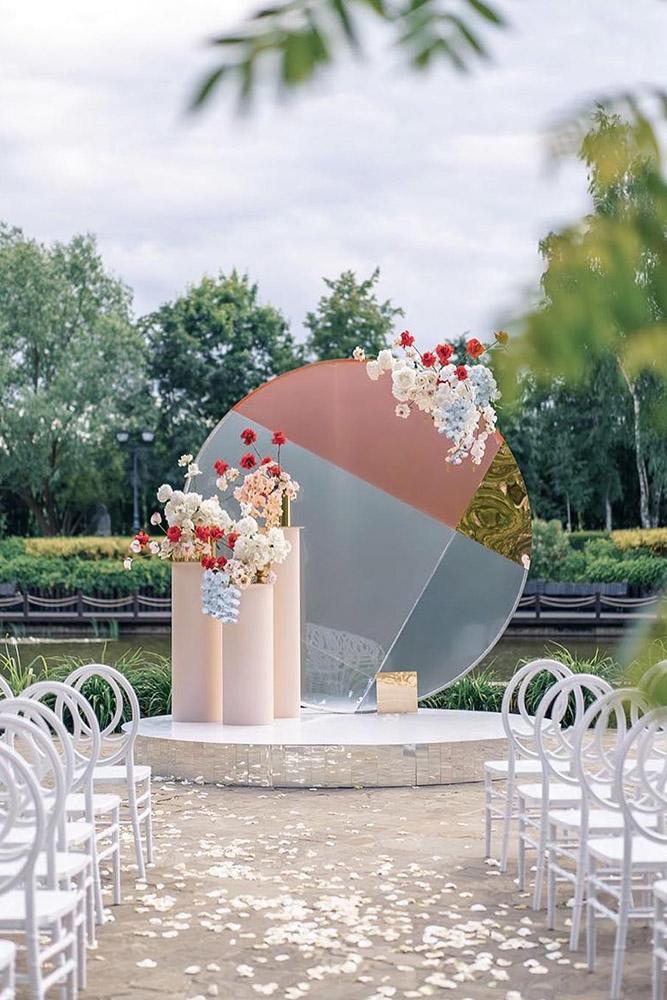 silver wedding decor ideas round shaped with rose gold backdrop and flowers roman_ivanov_weddings