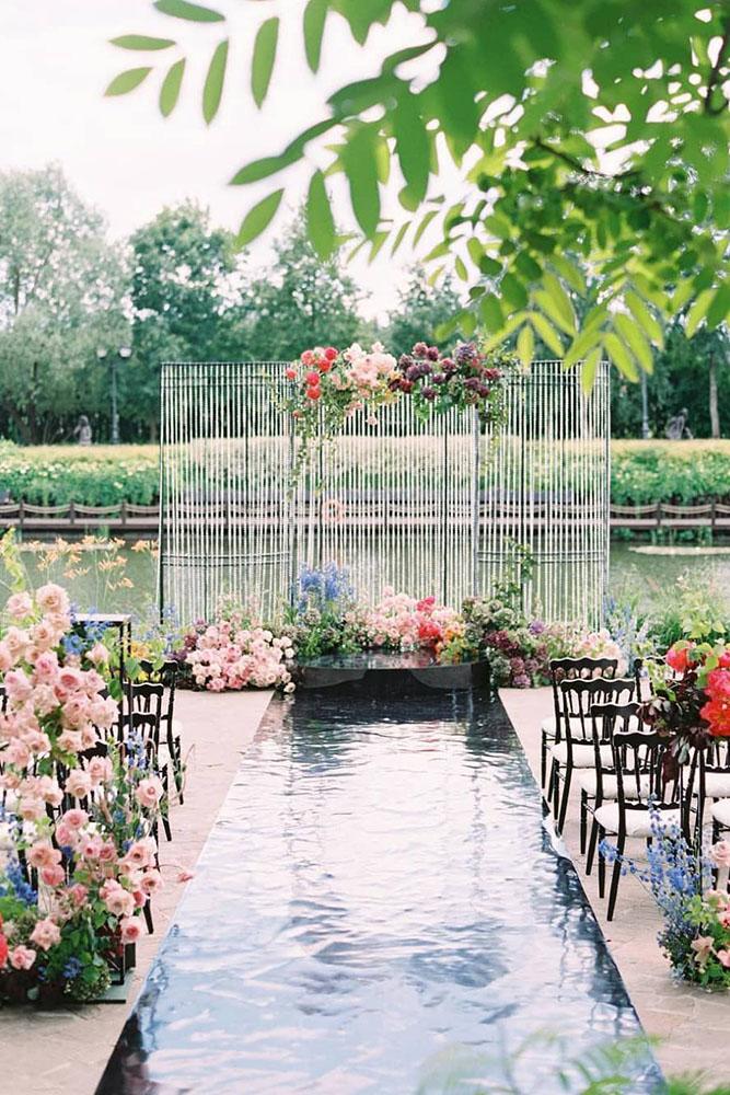 summer wedding trends outdoor wedding ceremony with bright flowers and mirror aisle elenapavlovaphoto