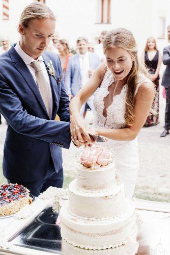 real wedding schloss kronburg in memmingen cut cake ytzweddings