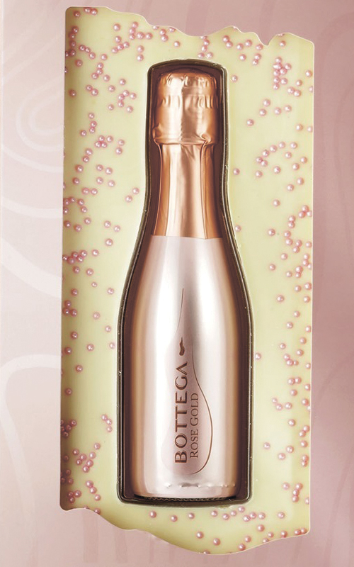 Mini bottles of pink champagne are great for making a picnic extra special