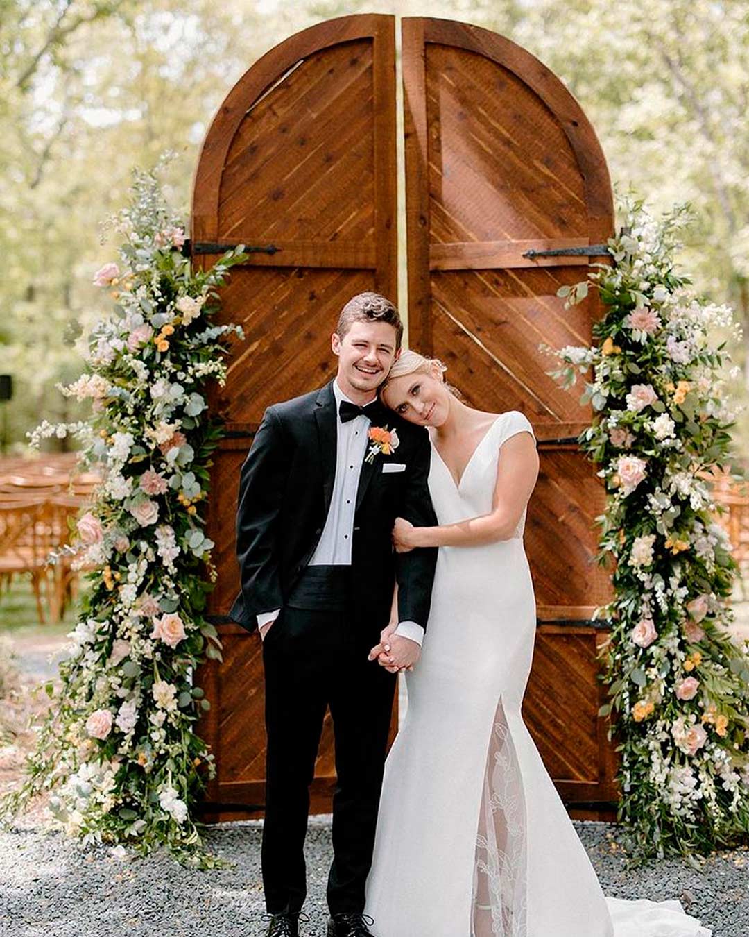 rustic wedding ideas backdrop flowers