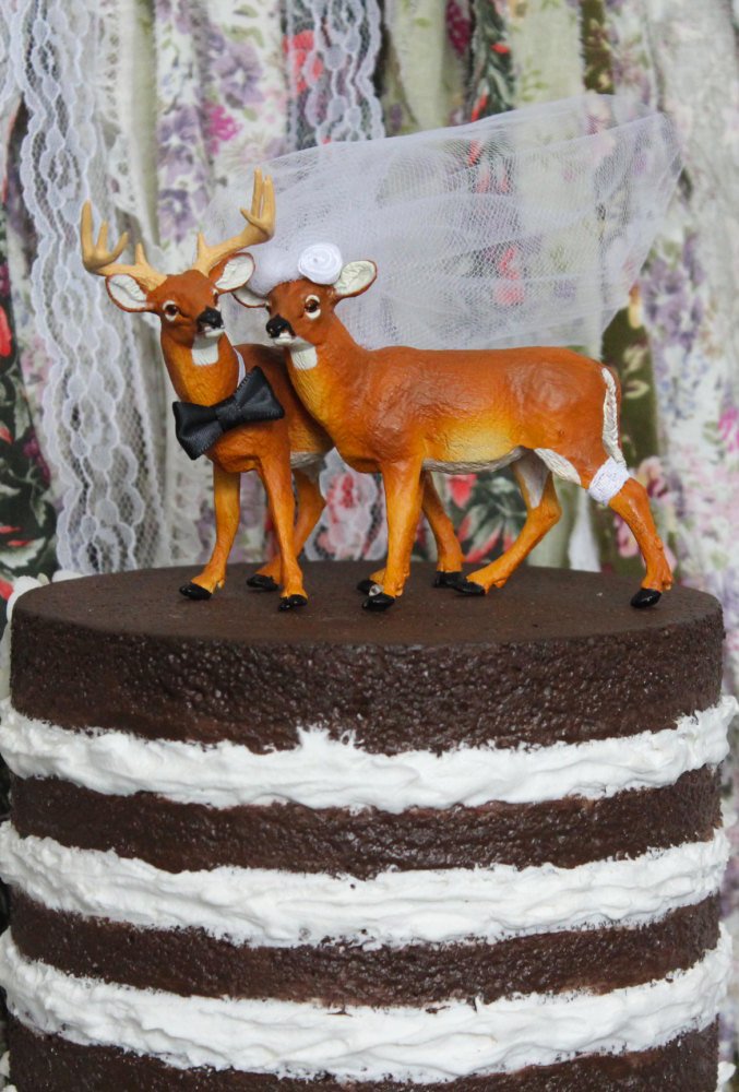 unique-wedding-cake-toppers-animal-cake-topper-Weddingpros