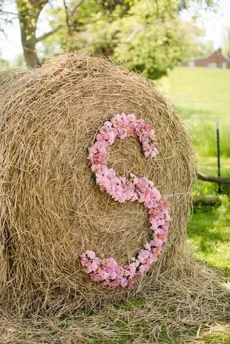 country wedding ideas hay bale photo backdrop