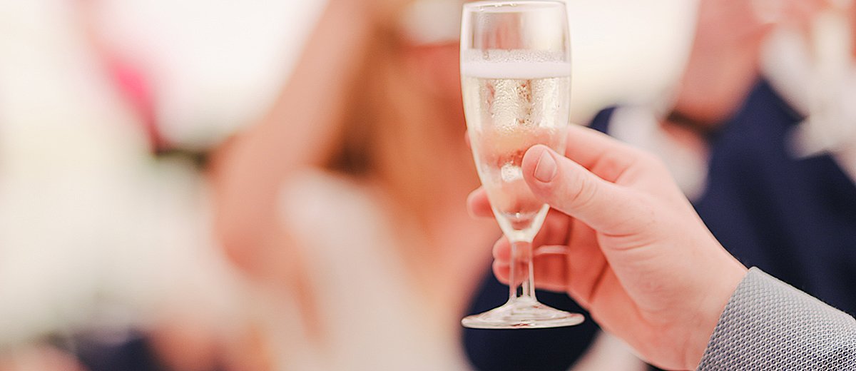 how to write a wedding toast glass of champagne wedding toast featured