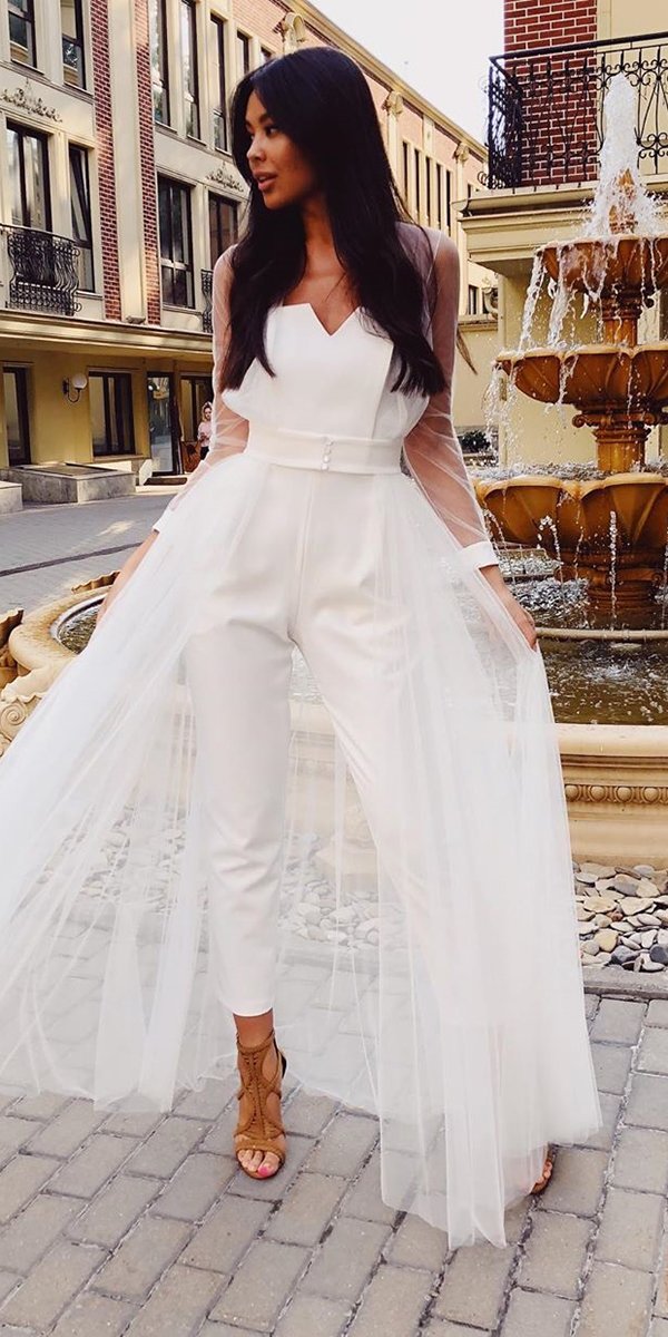 is it ok to wear a pantsuit to a wedding