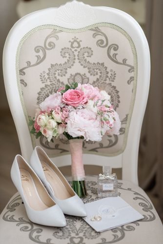 average price of wedding dress wedding shoes bouquet