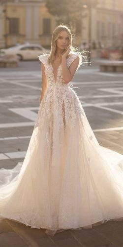  Váy cưới wona một đường viền cổ áo khoét sâu gợi cảm hoa pha lê ngà voi 2020 Ảnh váy cưới lấp lánh
