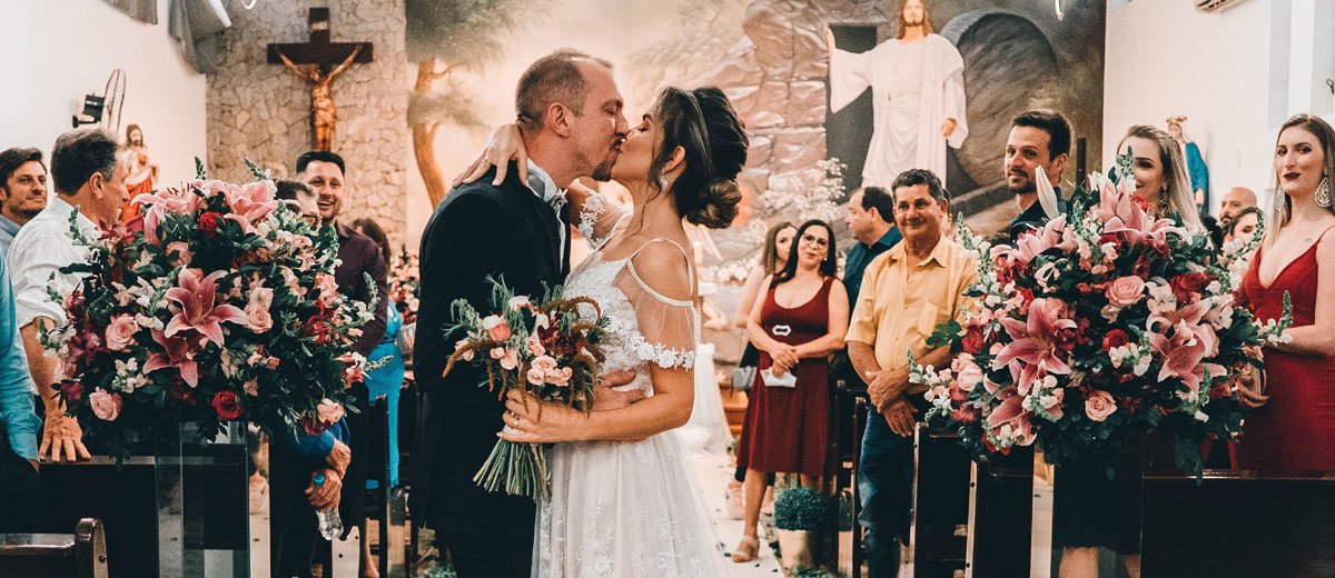 45 The Best Classic Wedding Songs (Update for 2024)