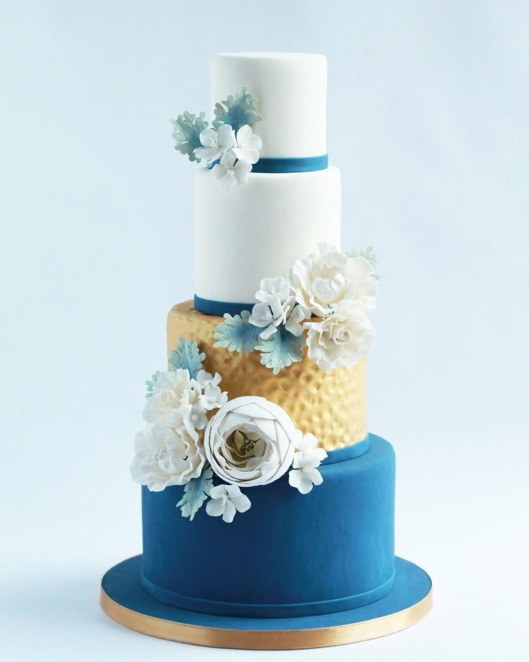 blue wedding theme gold white and blue wedding cake