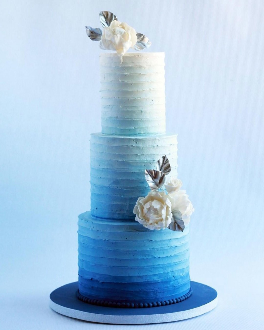 blue wedding theme white and blue wedding cake
