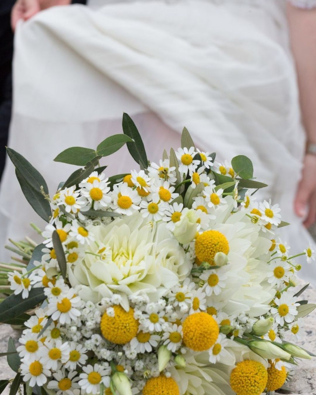 bridesmaid wedding bouquets budget friendly minimalist2