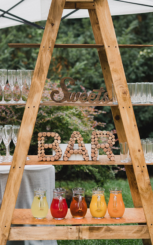 https://www.weddingforward.com/wp-content/uploads/2020/01/diy-wedding-cocktail-bar-main-image.jpg