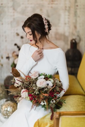 italian wedding styled shoot beautiful bride with bouquet moody makeup accessories pink flowers edoardo giorio photography