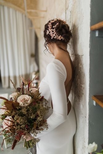 italian wedding styled shoot with bouquet pink flowers accessories in hair edoardo giorio photography