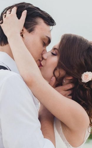wedding kiss photos featured image