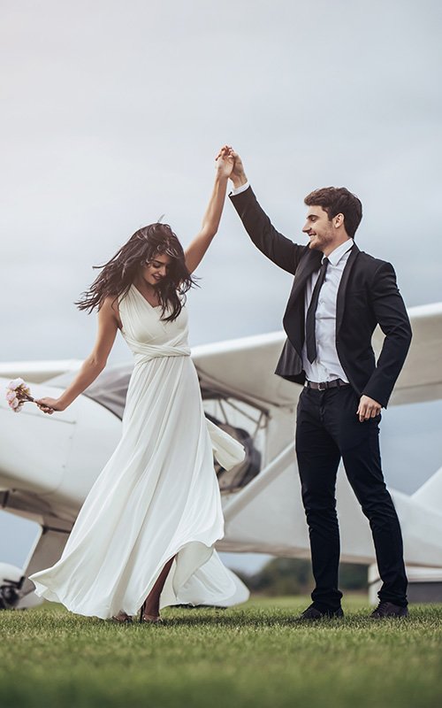 10 Creative Picture Poses For The Stylish Wedding Couple