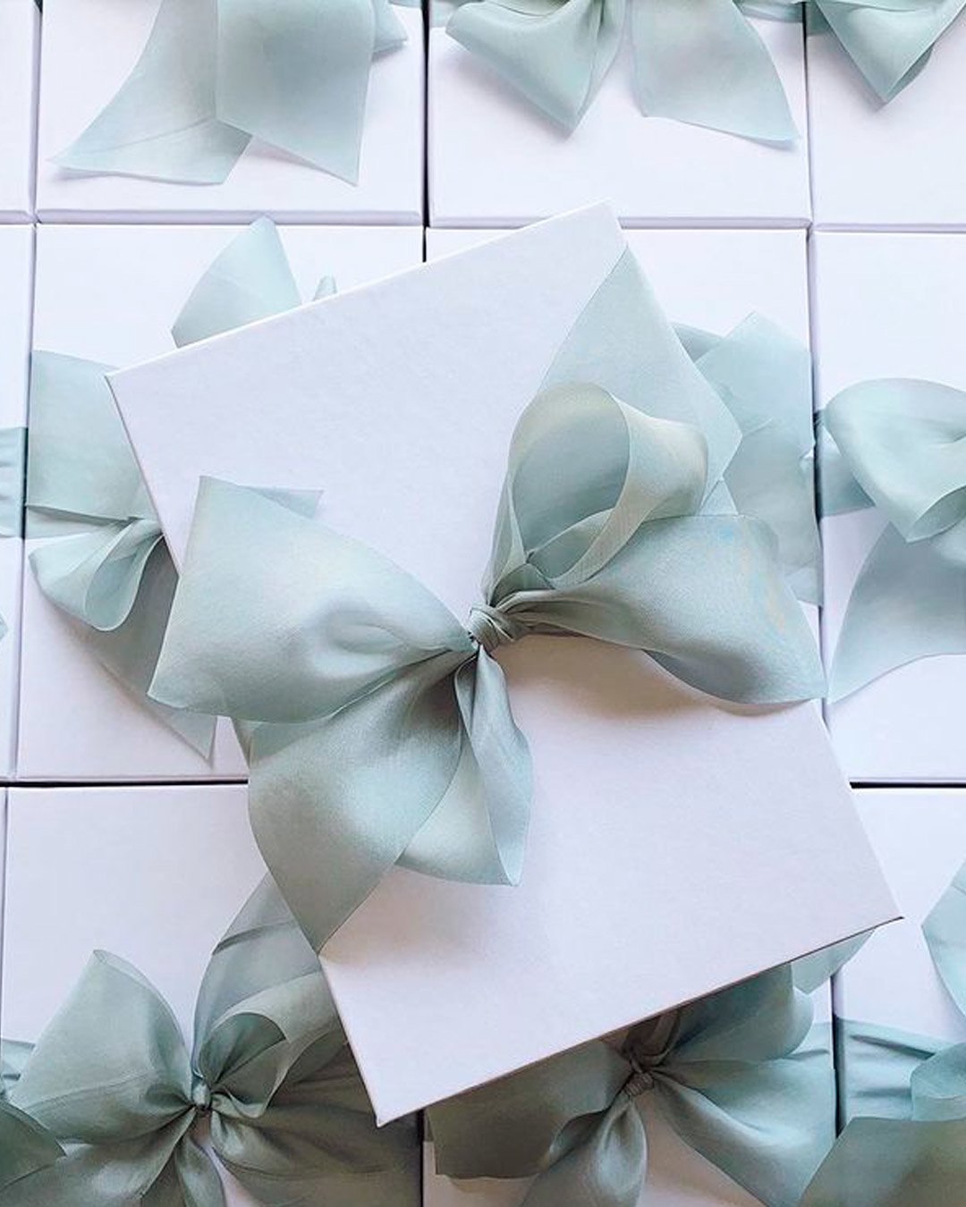 how much to spend on a wedding gift box bow