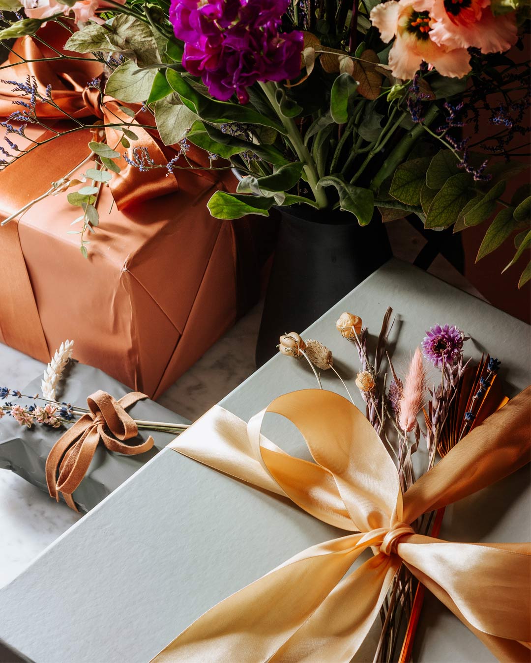 how much to spend on a wedding gift ribbon bows flowers
