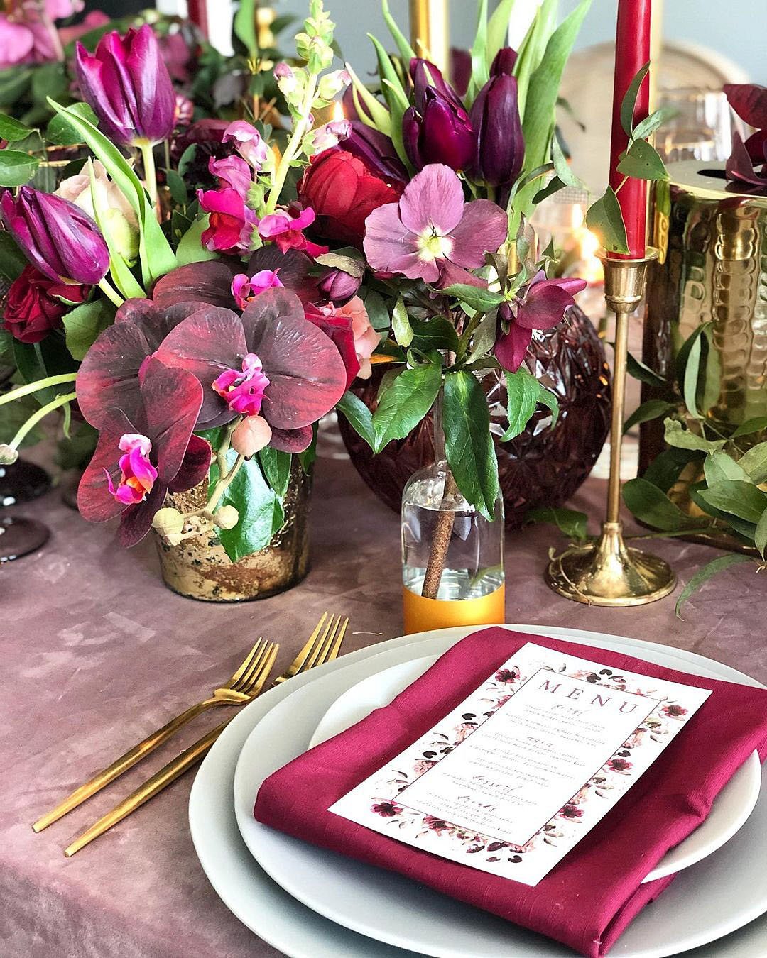 burgundy wedding table setting decor