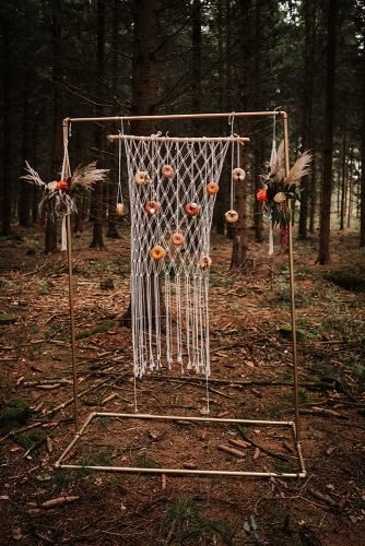 forest wedding styled shoots bohemian macrme with donuts fotografie danielaebner