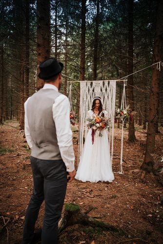 forest wedding styled shoots groom bride boho ceremony fotografie danielaebner