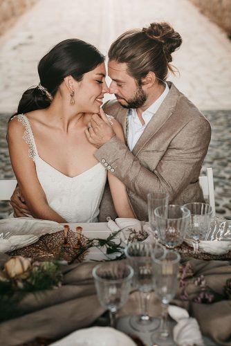 styled photo shoot island of tabarca groom bride kissing oscarguillen