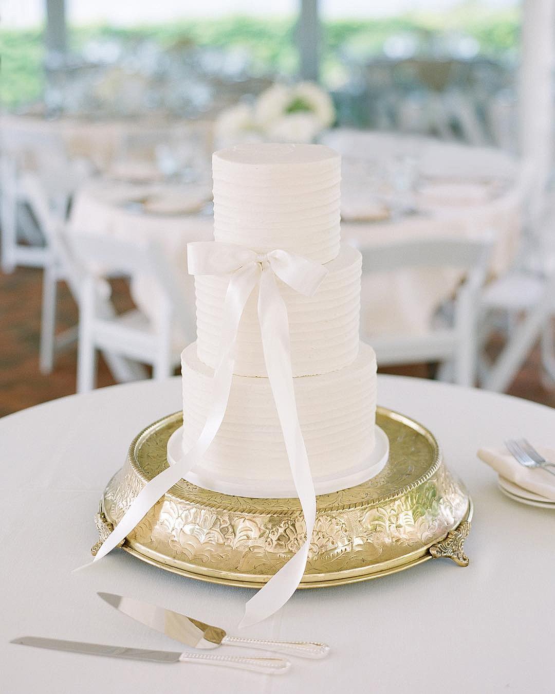 wedding colors All White wedding cake